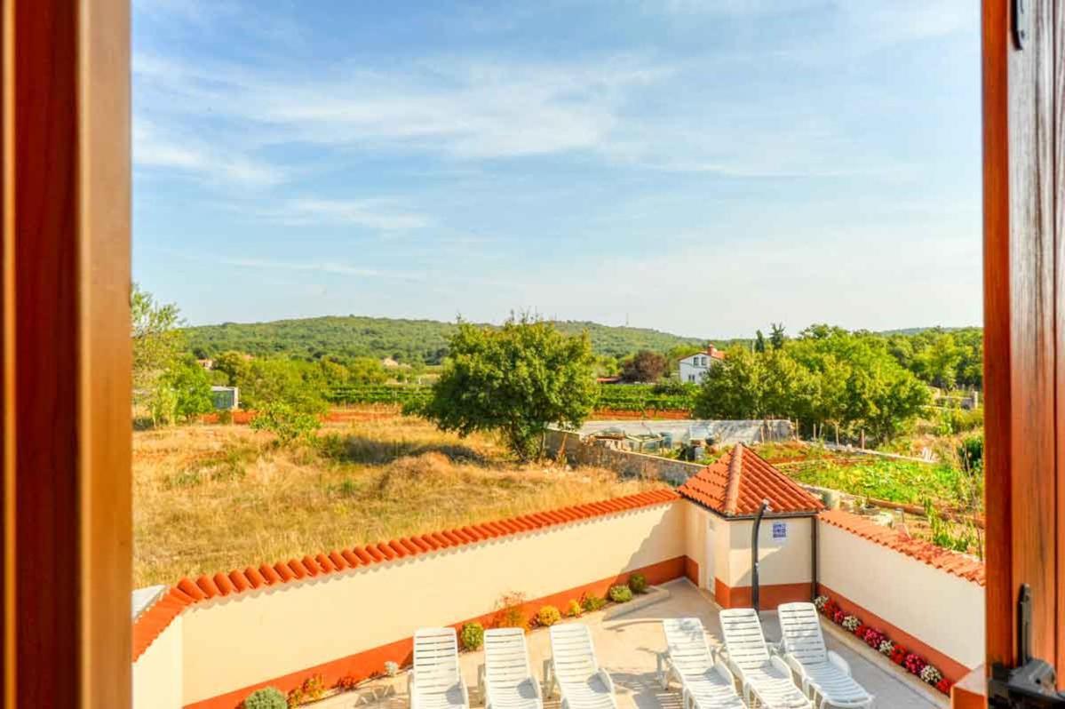 Villa House Melly With Swimming Pool à Rovinjsko Selo Extérieur photo