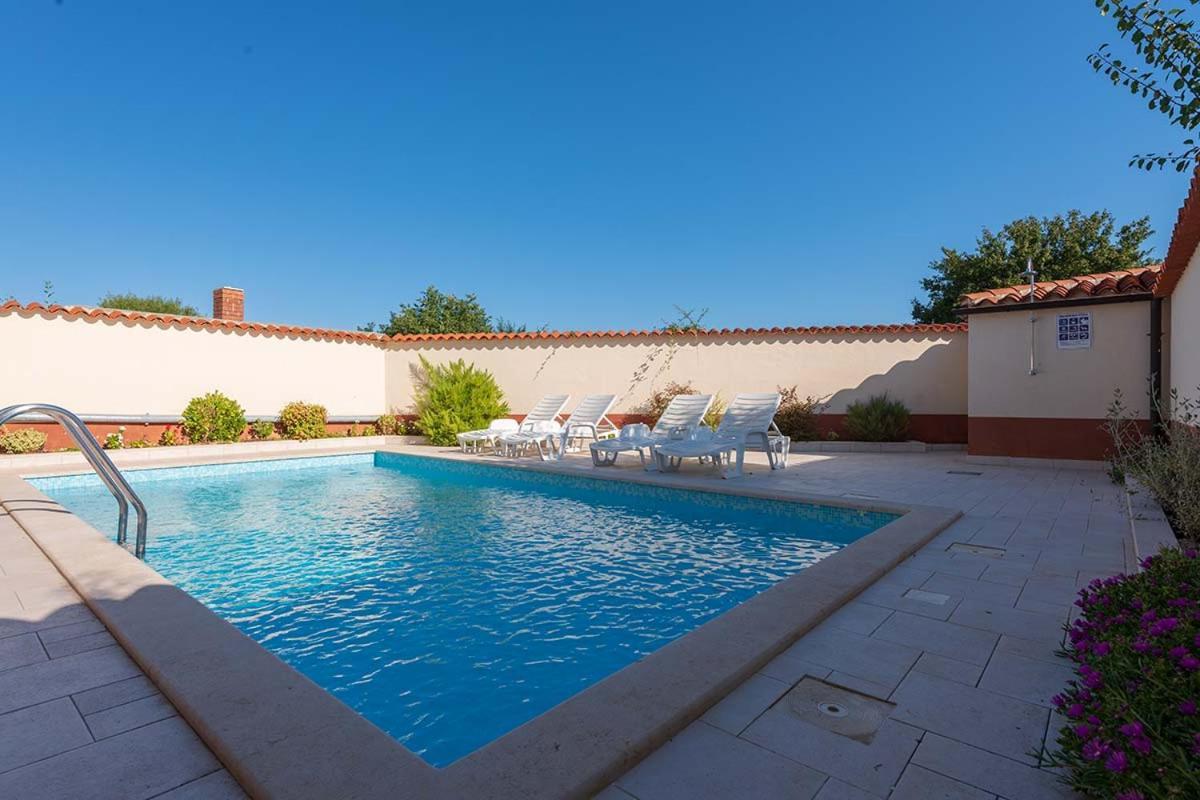 Villa House Melly With Swimming Pool à Rovinjsko Selo Extérieur photo